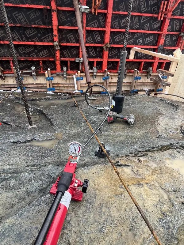 Hydraulisk utstyr og armering i forskaling på fjell