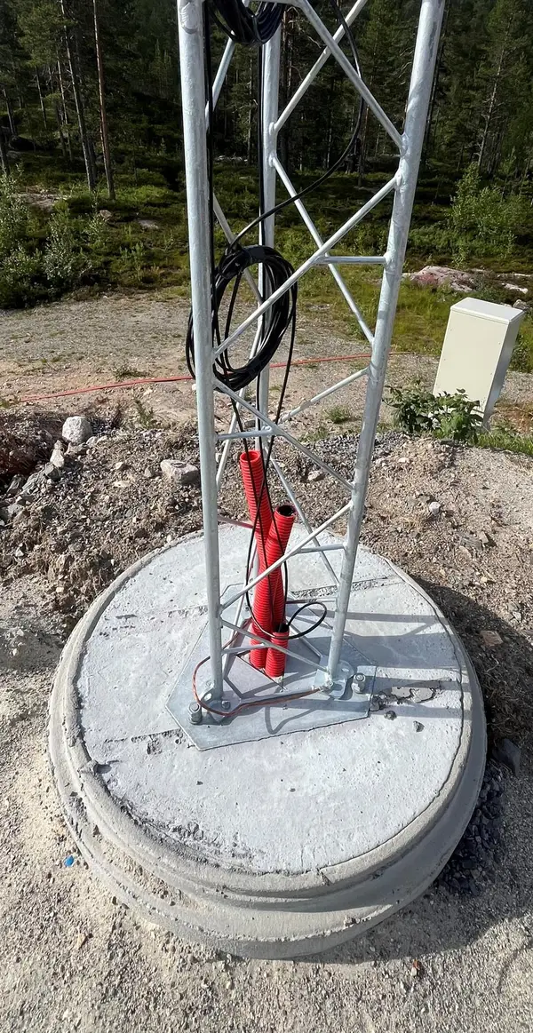 Mastefundament med stålmast i skogen