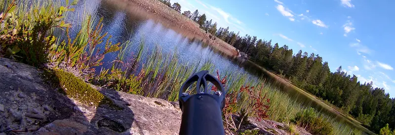 Mini-ROV senkes ned i et skogsvann