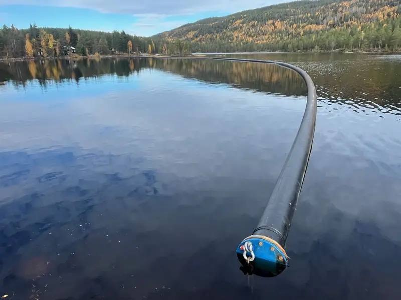 Flytelense på et stille skogsvann i Kongsberg-området, der Armatek har reparert fortøyningene med mini-ROV