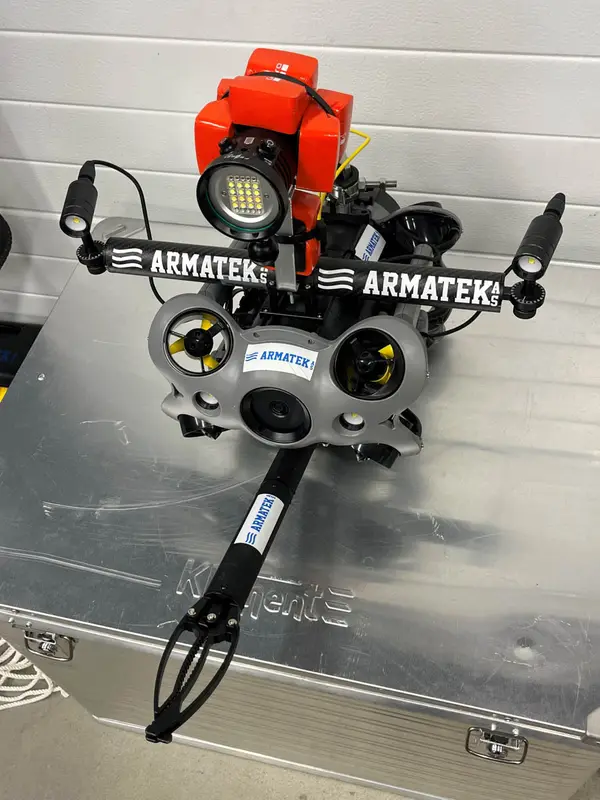 Armateks mini-ROV med lys, kameraer og gripeklo