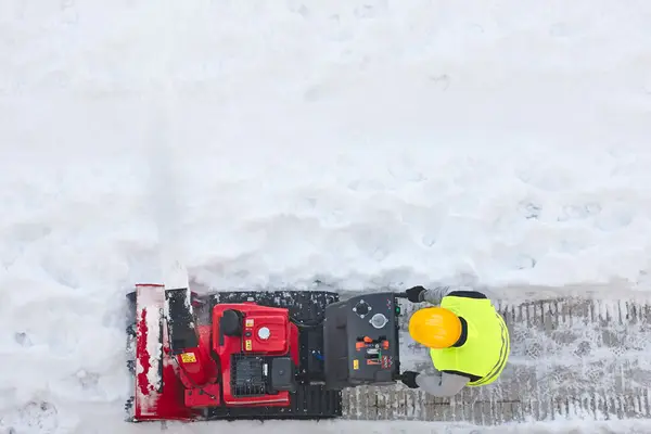 Snøfresing av gårdsplass sett ovenfra